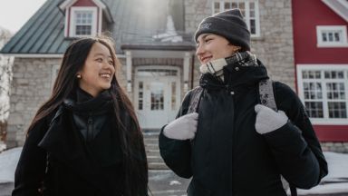 Deux étudiantes sur le campus