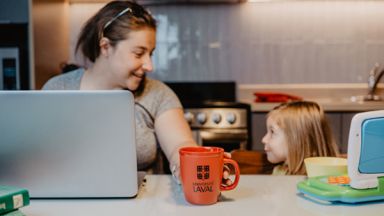étudiante avec son enfant