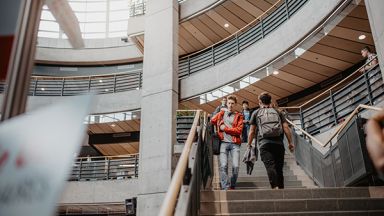 étudiants dans un escalier