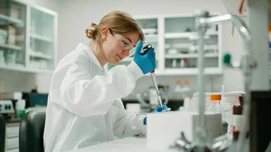 étudiante dans un laboratoire