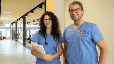 un étudiant et une étudiante en sciences infirmières