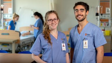 un étudiant et une étudiante en sciences infirmières
