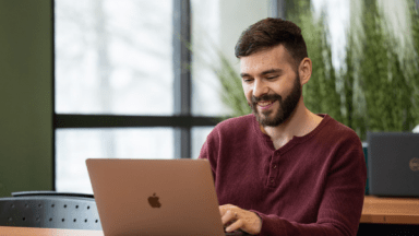 étudiant devant un ordinateur