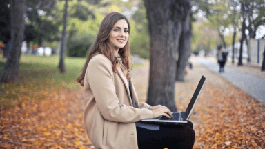 Étudiante avec son portable à l'extérieur