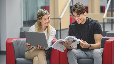 Deux étudiants regardant un livre