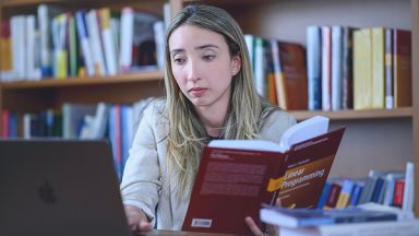 Étudiante devant un ordinateur