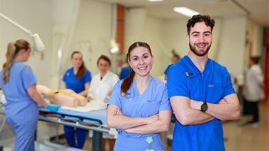 étudiante et étudiant en soins infirmiers