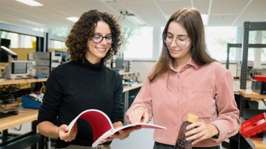 Deux étudiantes lisant un livre