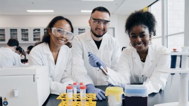 Trois étudiants dans un laboratoire