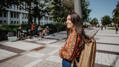Étudiante sur la promenade des Cent-Associés