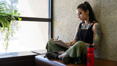 étudiante écrivant sur un carnet