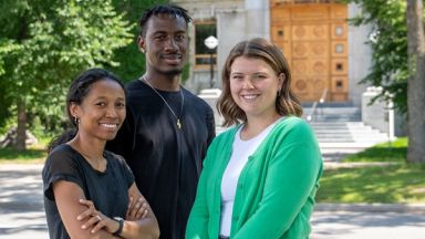 deux étudiantes et un étudiant