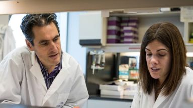 étudiant et étudiante en pharmacie dans un laboratoire