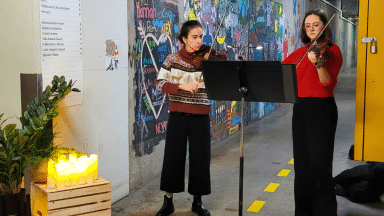 Deux violonistes jouant dans les tunnels