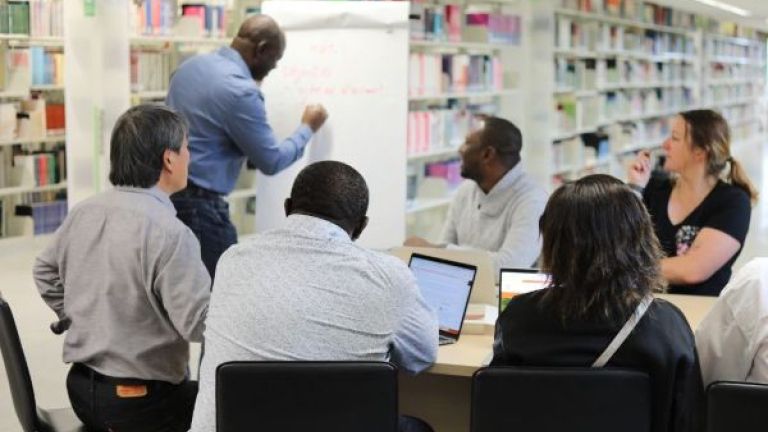 Réunion d'équipe dans une bibliothèque