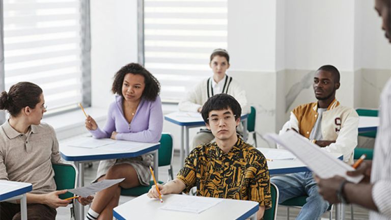 Personnes participant à une activité de formation en classe