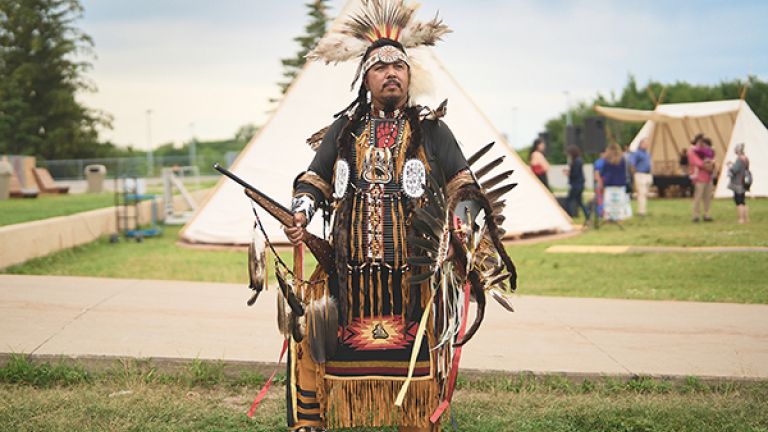 Un homme portant des vêtements traditionnels autochtones