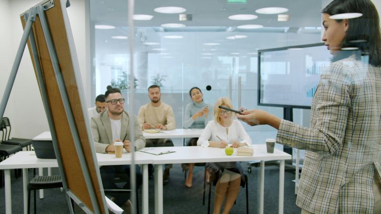 Atelier devant un groupe de participants