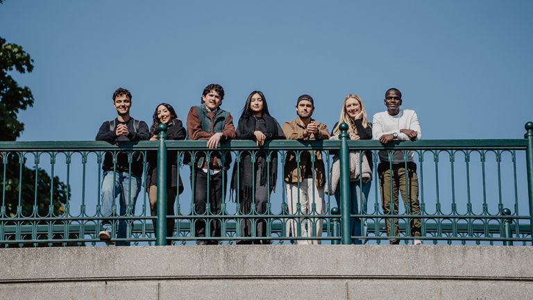 Groupe d'étudiants appuyés sur une rambarde