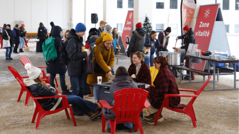 Étudiants autour d'un feu