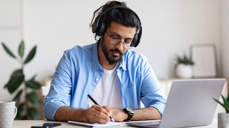 homme qui travaille à l'ordinateur