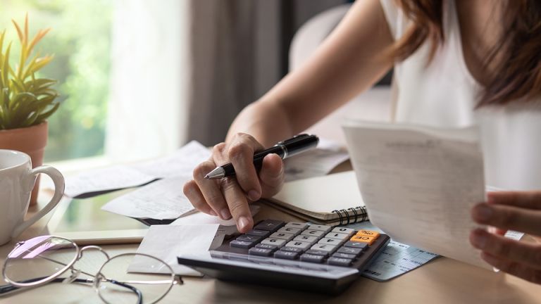 Personne qui fait des calculs