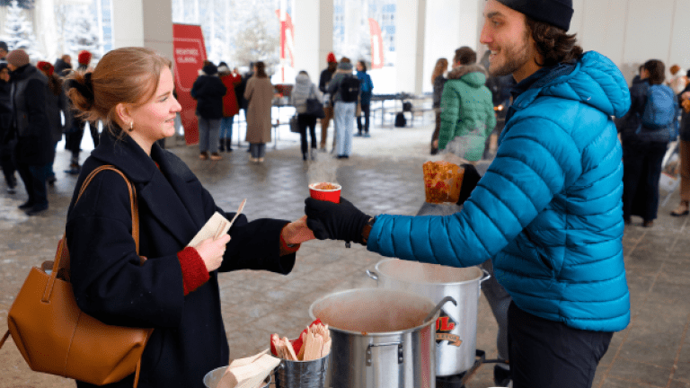 Un homme qui sert du chili à une femme