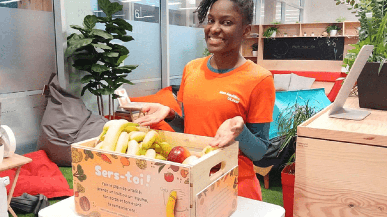 Jeune femme avec boîte de fruits