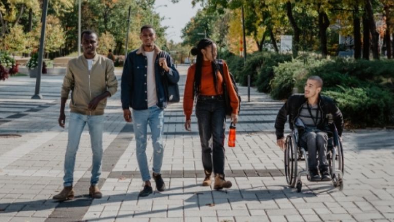 Étudiants qui marchent sur le campus