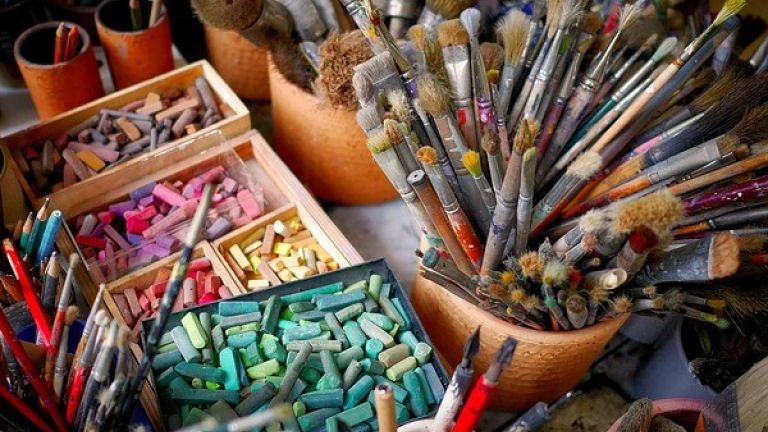 pinceaux crayons et matériel d'arts