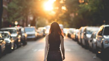 Image par StockSnap présentant une personne marchant