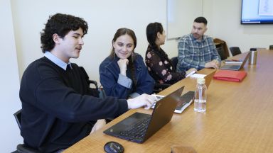 Personnes étudiantes issues des Premiers peuples en rencontre de travail 