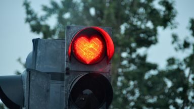Image d'un feu d'arrêt en forme de coeur