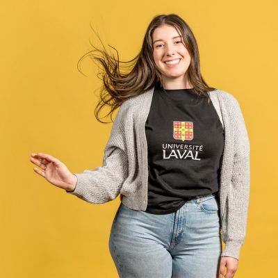 Étudiante sur fond jaune