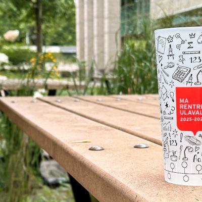 Verre Rentrée ULaval déposé sur une table à l'extérieur