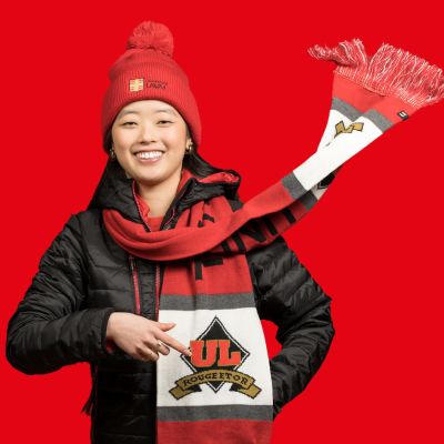 Jeune femme habillée en hiver avec vêtements ULaval